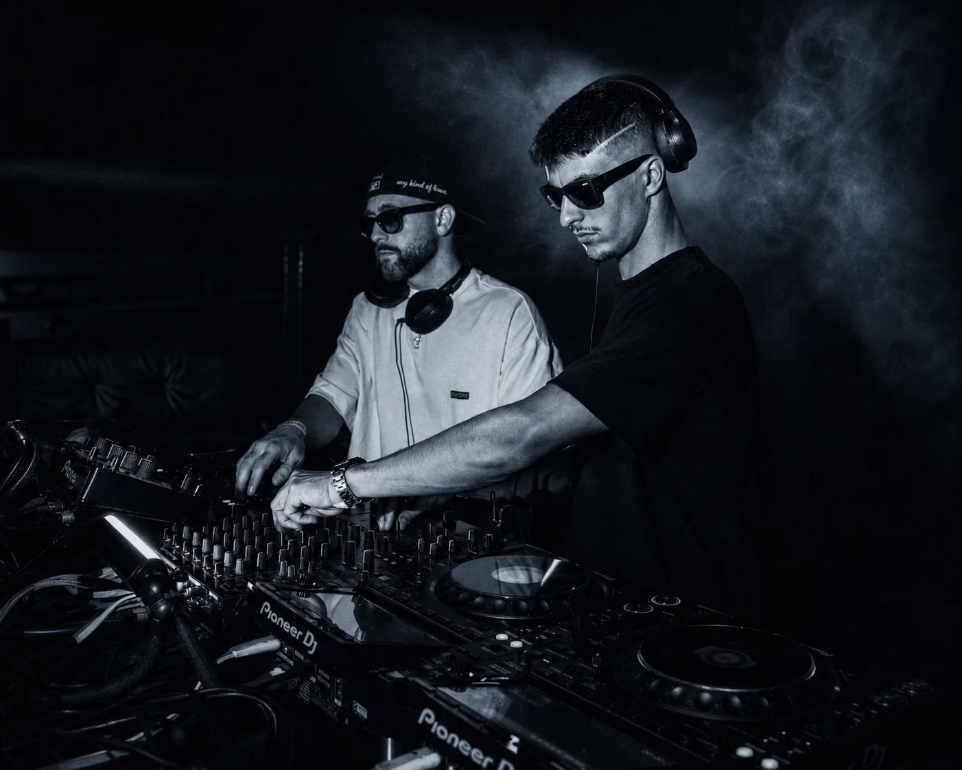 I TITANS durante un set tech house in console