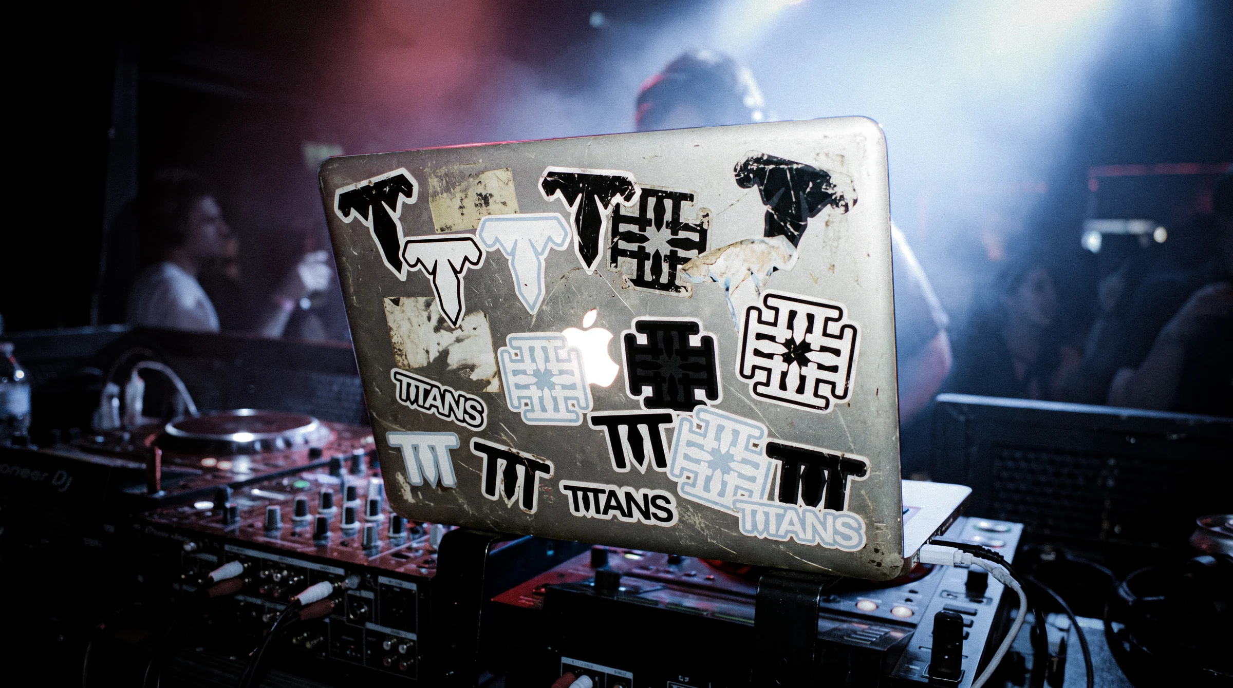 La consolle dei TITANS durante un set tech house